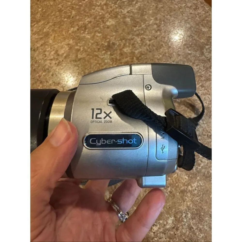 Sony Cyber-shot DSC-H2 6.0MP Digital Camera 12x Optical Zoom Carl Zeiss Lens Tes